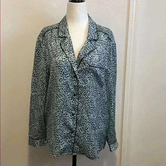 BNWT Cupcakes and cashmere Women’s Animal  print satin blouse size S - Picture 2 of 8